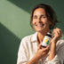 Donna sorridente con il flacone di DuoWell D3+K2 di Naturadika