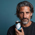 Uomo con il flacone di Viboost Tribulus + Maca di Naturadika
